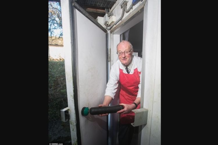 Chris McCabe (70) menunjukkan bagaimana dia menggunakan sepotong sosis hitam untuk menyelamatkan diri dari dalam ruangan pendingin.
