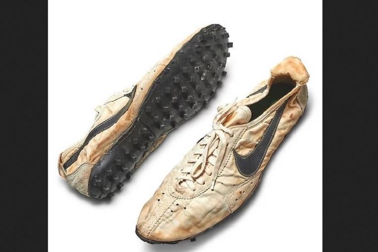 Sepasang sepatu langka Nike Moon Shoe produksi 1972 yang dilelang oleh rumah lelang Sothebys pada Selasa (23/7/2019).