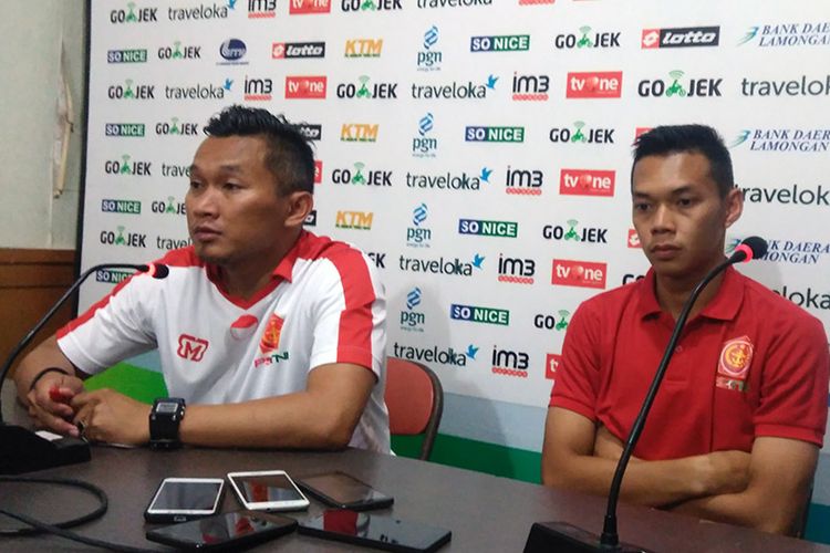 Pelatih PS TNI Rudy Eka Priyambada (kiri) dan Yus Arfandi, usai kalah 0-1 dari Persela Lamongan, Jumat (22/9/2017).