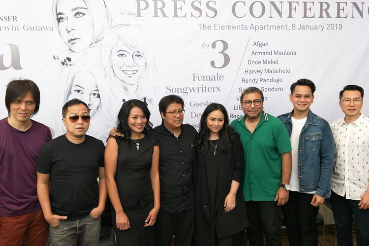 Komposer Erwin Gutawa bersama para pengisi acara Konser Salute to 3 Female Songswriters: Melly Goeslow, Dewiq dan Dee Lestari saat jumpa pers yang digelar di The Elements, Rasuna Said, Jakarta Selatan, Selasa (8/1/2019).