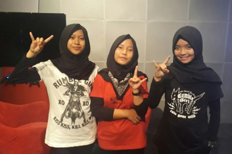 Voice of Baceprot (VoB), band hijab beraliran metal asal Garut saat ditemui di @america, Pacific Place Mall, Jakarta Selatan, Sabtu (19/8/2017).