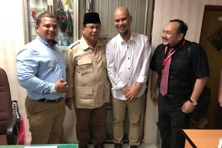 Calon presiden nomor urut 02 Prabowo Subianto menjenguk Ahmad Dhani di rumah tahanan (Rutan) Kelas I Surabaya, Jalan Medaeng, Sidoarjo, Jawa Timur, Selasa (19/2/2019).