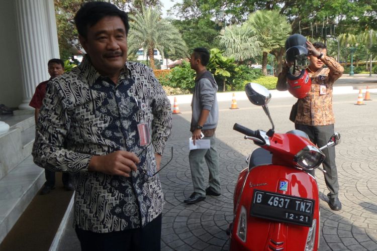 Gubernur DKI Jakarta Djarot Saiful Hidayat saat turun dari Vespa di Balai Kota, Jumat (6/10/2017).