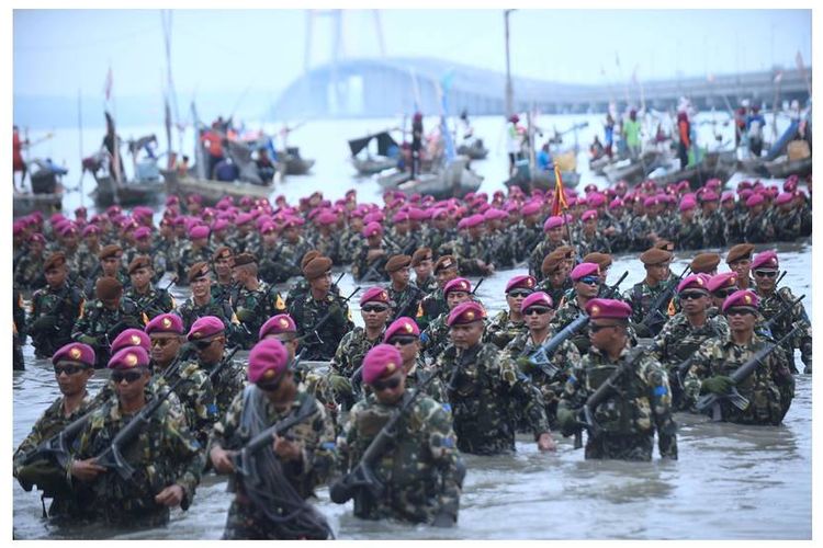 Pasukan Marinir mengikuti HUT Ke-71 Korps Marinir di Pantai Tambak Wedi di Surabaya (15/11/2016). Surabaya menjadi salah satu basis militer berikut industri pendukung militer di Indonesia (kiri). Anggota TNI Batalyon Infanteri Raider 112/Dharma Jaya menggelar latihan di perairan Desa Kajhu, Aceh Besar, Aceh (22/11/2016).