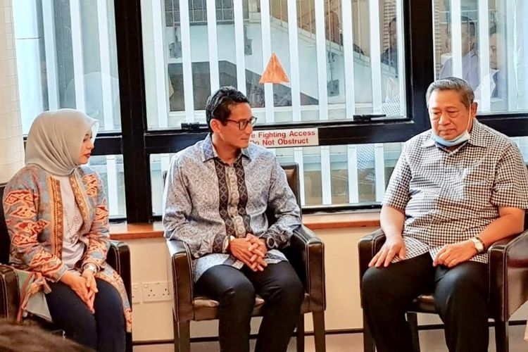 Calon wakil presiden nomor urut 02 Sandiaga Uno menjenguk istri Presiden ke-6 RI Susilo Bambang Yudhoyono (SBY), Ani Yudhoyono, di National University Hospital, Singapura, Jumat (22/2/2019).