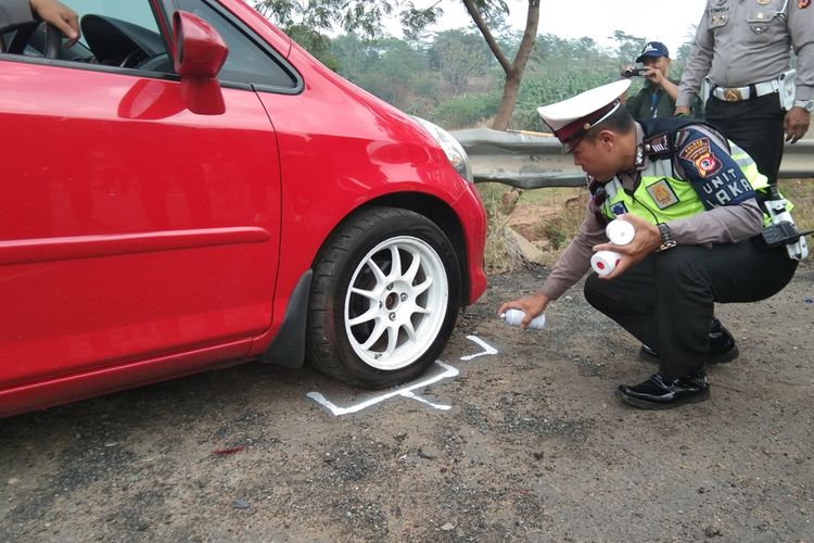 Polisi tengah melakukan olah TKP kecelakaan beruntun di ruas tol Purbaleunyi, Selasa (3/9/2019).