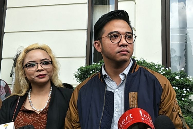 Roby Geisha didampingi kuasa hukumnya usai mendengarkan hasil mediasi perceraiannya dengan Cinta Ratu di Pengadilan Agama Jakarta Selatan, Senin (2/4/2048).
