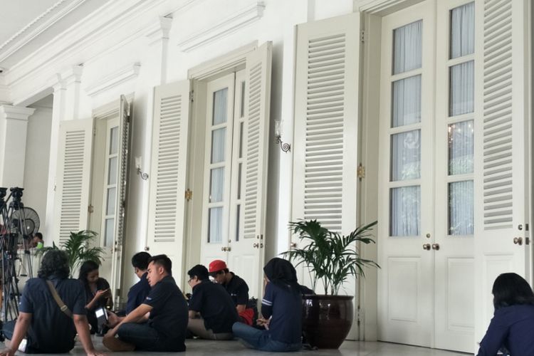 Tirai pintu Pendopo Balai Kota DKI Jakarta tertutup saat Gubernur DKI Jakarta, Anies Baswedan bersilaturahmi dengan FKUB DKI Jakarta, Kamis (23/11/2017).