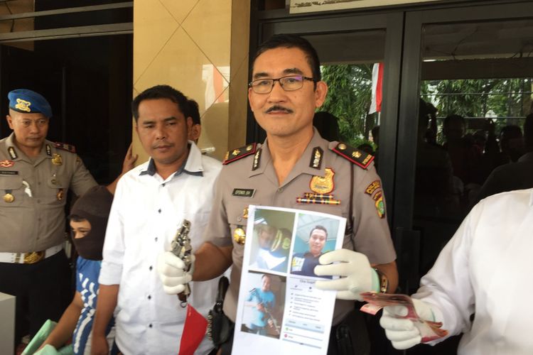 Kapolsek Kalideres Komisaris Efendi memamerkan wajah tersangka kasus penipuan dengan mengaku-ngaku sebagai anggota polisi di Polsek Kalideres, Jakarta Barat, Senin (28/8/2017).