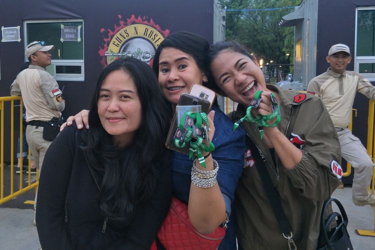 Lina, Oki dan Teta saat menukarkan tiket konser Guns N Roses di Komplek Gelora Bung Karno, Jakarta Pusat, Rabu (7/11/2018).