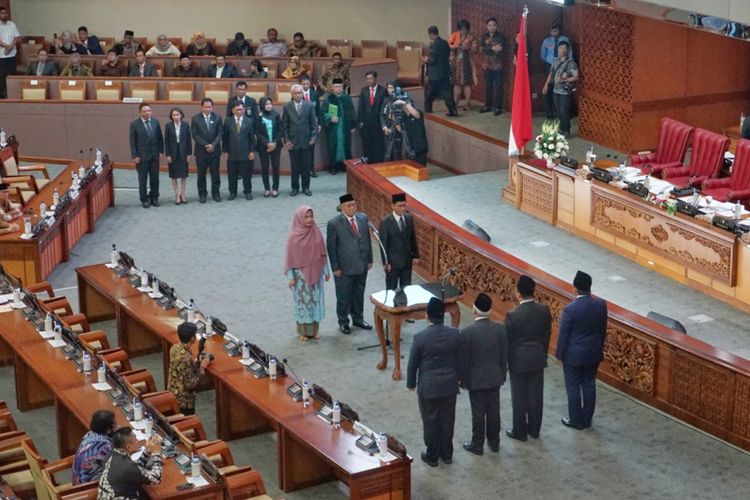 Pergantian antarwaktu dalam Rapat Paripurna Ke-12 Masa Persidangan III Tahun Sidang 2018-2019 di Kompleks Parlemen, Senayan, Jakarta, Rabu (13/2/2019).