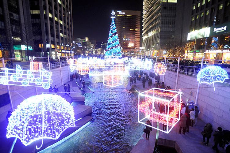 Kemeriahan perayaan Natal di Seoul pada 25 Desember 2010, yang memanfaatkan kawasan aliran Cheonggyecheon.