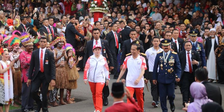 Menko PMK dan Presiden Jokowi dalam acara penyerahan api obor Asian Games 2018 di Istana Negara, Jakarta, Jumat (17/8/2018).