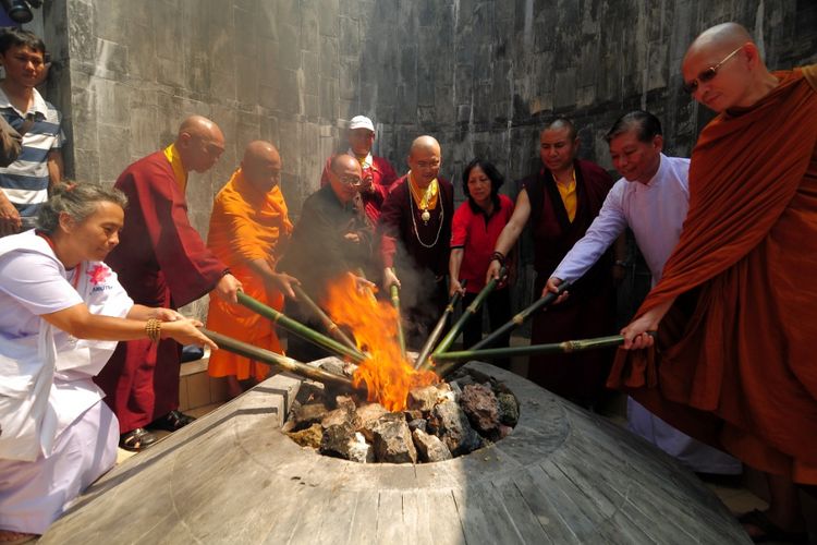 Umat Buddha melakuan ritual pengambilan Api Dharma Waisak di obyek wisata Api Abadi Mrapen, Desa Manggarmas, Kecamatan Godong, Kabupaten Grobogan, Jawa Tengah, Selasa (9/5/2017). Api ini akan disemayamkan di Candi Mendut lalu keesokan harinya dibawa ke Candi Borobudur sebagai sarana peribadatan perayaan Waisak. 