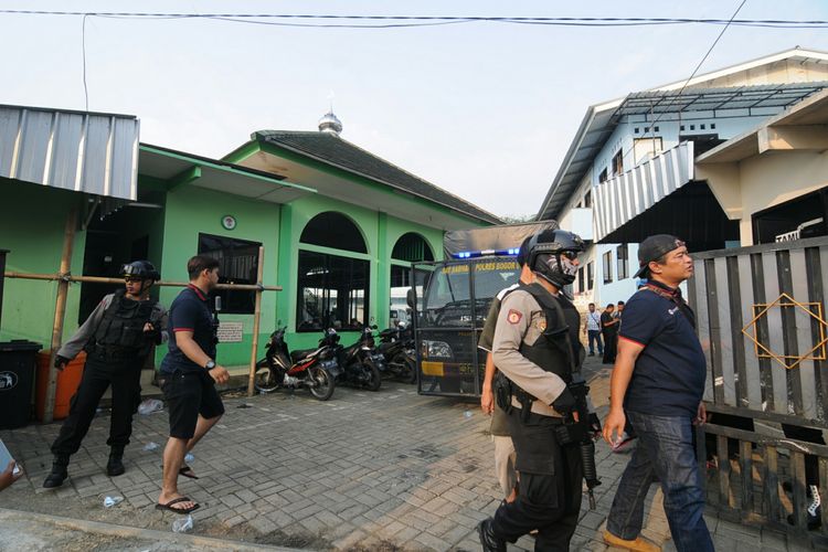 Sejumlah aparat kepolisian berjaga-jaga di lokasi Pondok Pesantren Ibnu Masud di Kampung Jami, Desa Sukajaya, Kecamatan Taman Sari, Bogor, Jawa Barat, Kamis (17/8/2017).