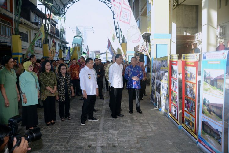 Presiden Joko Widodo di Pasar Tengah, Pontianak, Jumat (29/12/2017). Pasar itu baru saja selesai direnovasi dan diresmikan oleh Jokowi.