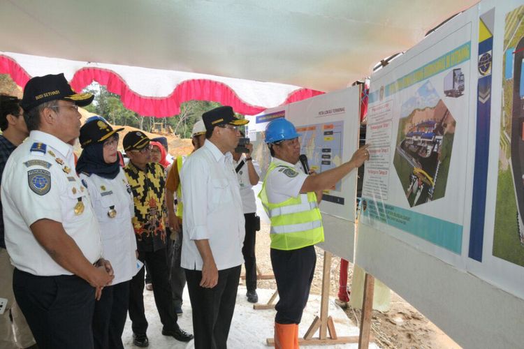 Menteri Perhubungan Budi Karya Sumadi saat melakukan kunjungan kerja ke Entikong, Kabupaten Sanggau Kalimantan Barat (23/2/2018)