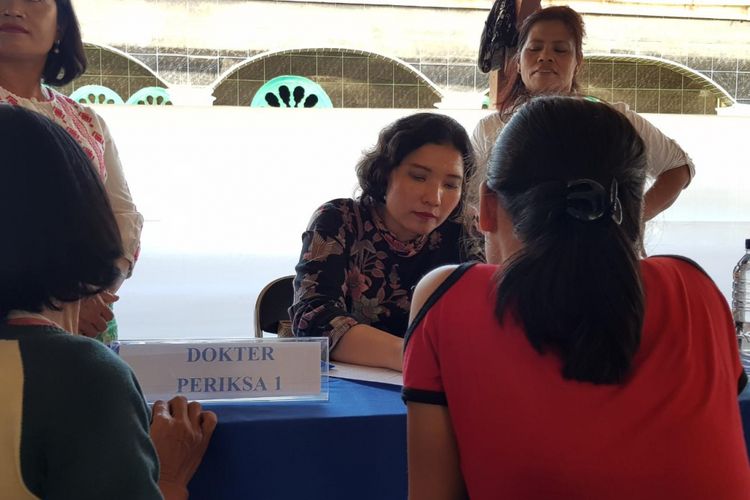 dr Juliayanti Tarigan SpKK sedang melayani keluhan soal kesehatan kulit warga Desa Batukarang yang terdampak erupsi Gunung Sinabung, Sumatera Utara. Layanan kesehatan ini termasuk dari program Vaseline Healing Project.