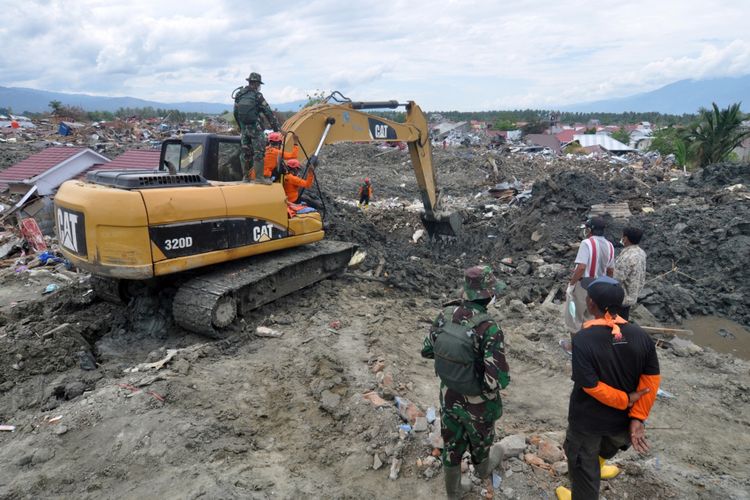 Anggota Tim SAR melakukan pencarian korban di lokasi terdampak gempa dan pencairan tanah (likuifaksi) di Kelurahan Petobo di Palu, Sulawesi Tengah, Kamis (11/10/2018). Operasi pencarian dan evakuasi jenazah korban gempa dan tsunami Palu yang terjadi pada 28 September 2018 terhitung Kamis (11/10) dihentikan.