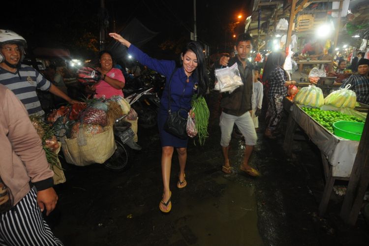 Caleg artis Partai Nasdem blusukan di Pasar Keputran Surabaya, Minggu (23/12/2018)