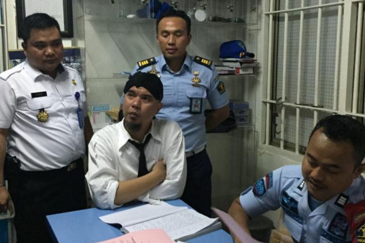 Ahmad Dhani diperiksa saat mengurus adminitrasi di rutan Cipinang, Jakarta Timur