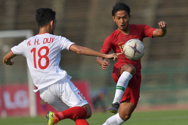 Pemain Timnas U-22 Indonesia Gian Zola (kanan) melewati pemain Vietnam Nguyen Hoang Duy dalam pertandingan Semi Final Piala AFF U-22 di Stadion Nasional Olimpiade Phnom Penh, Kamboja, Minggu (24/2/2019). Timnas U-22 Indonesia berhasil memenangkan pertandingan dengan skor 1-0 sehingga melaju ke babak final. ANTARA FOTO/Nyoman Budhiana/aww.