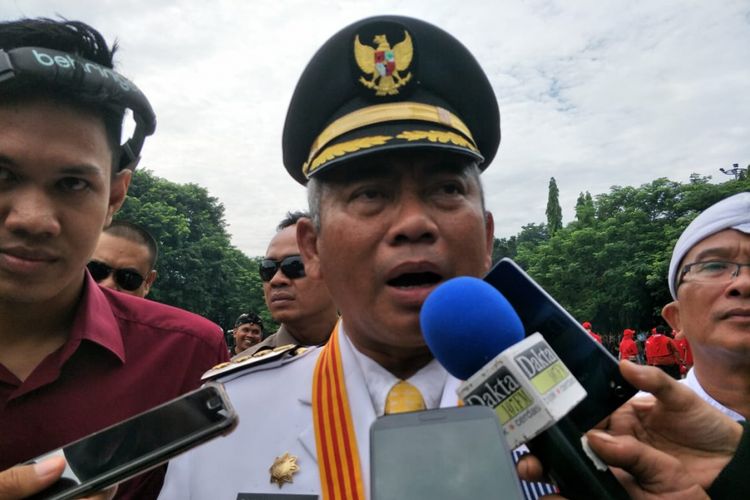 Wali Kota Bekasi Rahmat Effendi atau akrab disapa Pepen di Alun-alun Kota Bekasi, Minggu (10/3/2019).
