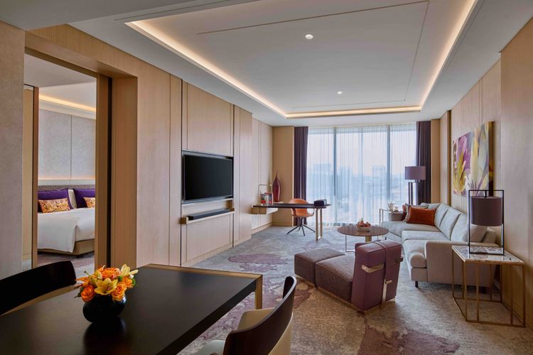 Ruang tamu Prestige Suite di Sofitel Singapore City Centre