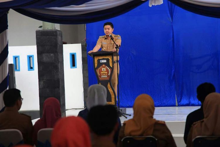 Wali Kota Kendari Adriatma Dwi Putra alias ADP saat meresmikan pasar rakyat Wayong Kendari, Senin (26/2/2018). 