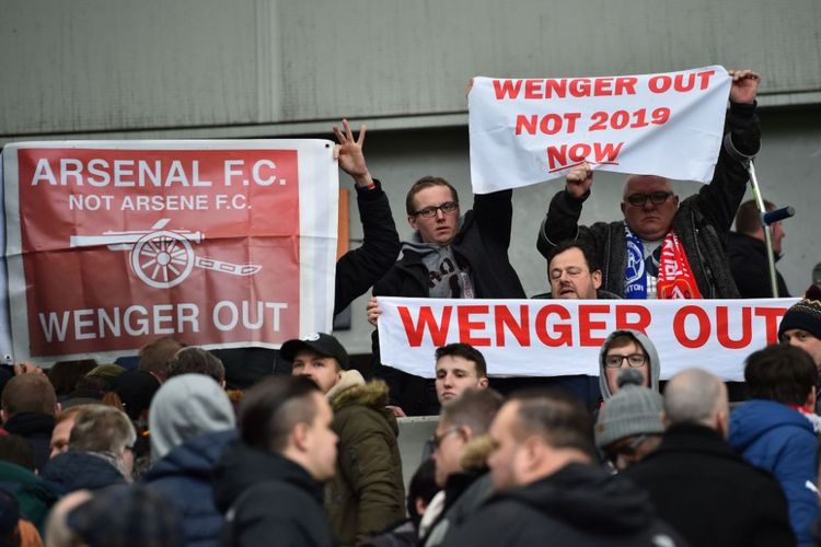 Sejumlah suporter Arsenal membentangkan spanduk Wenger Out seusai kekalahan pasukan Arsene Wenger di kandang Brighton & Hove Albion, Minggu (4/3/2018). 
