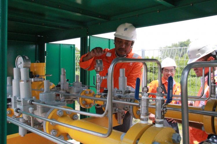 PGN menyalurkan gas bumi perdana (initial gas in) ke Kawasan Industri Java Integrated Industrial and Port Estate (JIIPE) di Gresik, Jawa Timur, Selasa (6/3/2018)