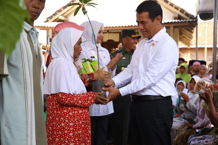 Menteri Pertanian Andi Amran Sulaiman memberi bantuan pertanian pada warga miskin di Kabupaten Jember, Jawa Timur beberapa waktu lalu.