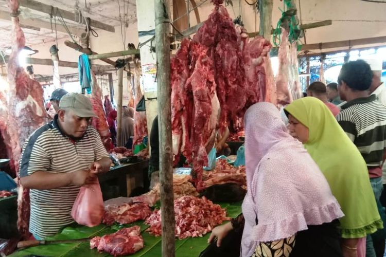 Pedagang melayani pembeli di Pasar Panton Labu, Kabupaten Aceh Utara, Sabtu (4/5/2019). Harga daging sapi melonjak dari dari Rp 120.000 per kilogram menjadi Rp 170.000 per kilogram.