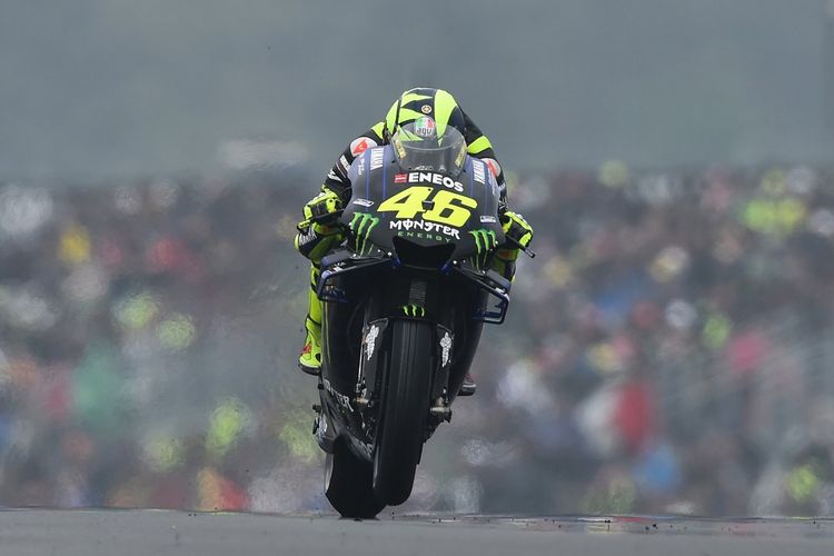 Pebalap Italia dari tim Monster Energy Yamaha, Valentino Rossi, memacu motornya pada sesi latihan MotoGP Perancis di Sirkuit Le Mans, Perancis, Sabtu (18/5/2019).