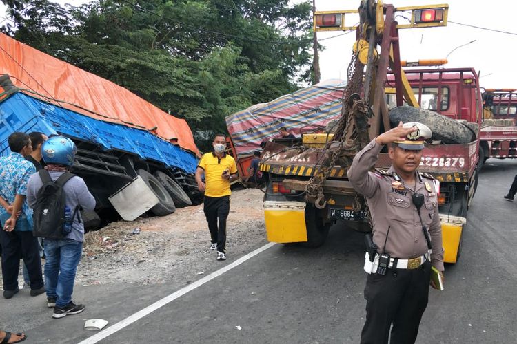 Proses evakuasi kendaraan yang terlibat kecelakaan beruntun di Jalan Raya Ambeng-ambeng Watangrejo, Gresik.