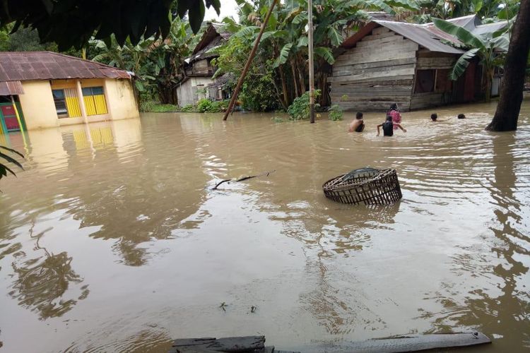 Tim BPBD Soppeng saat mengevakuasi warga yang terkena banjir di Kecamatan Marioriawa, Kabupaten Soppeng sejak Minggu (9/6/2019). 