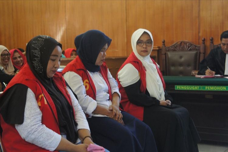 Tiga emak-emak Pepes Karawang  saat menjalani sidang putusan kasus video Kalau Jokowi Terpilih, Tidak Lagi ada Adzan di Ruang Sidang Kusuma Atmaja Pengadilan Negeri (PN) Karawang, Selasa (30/7/2019).