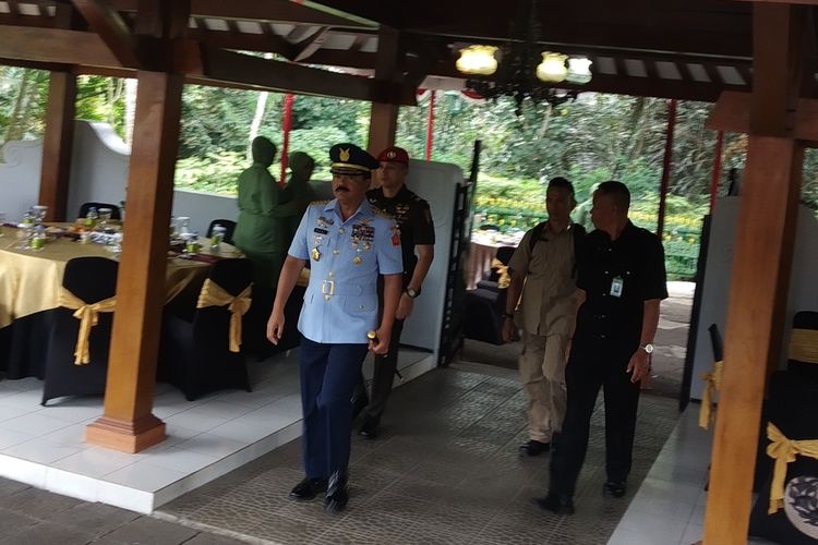 Pamglima TNI Marsekal Hadi Tjahjanto berziarah ke makam mantan Presiden Soeharto di Astana Giribangun, Karanganyar, Jawa Tengah, Kamis (19/9/2019).