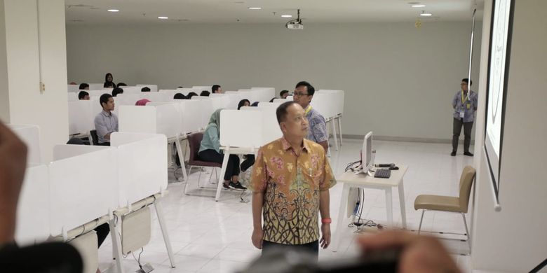Menristekdikti bersama Dijen Belmawa lakukan Peninjauan pelaksanaan UTBK 2019 Gelombang Pertama di Gedung IMERI FKUI Salemba (13/4/2019).