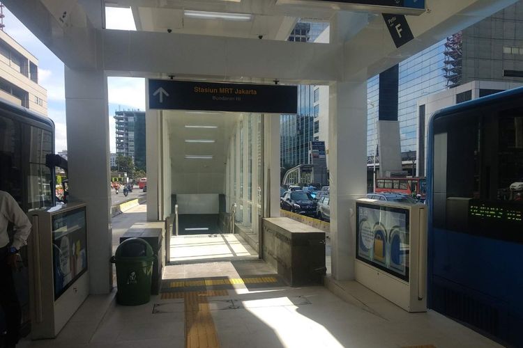 Akses dari Halte Bundaran HI ke Stasiun Moda Raya Terpadu (MRT) Bundaran HI, Jakarta Pusat. Foto diambil Senin (25/3/2019).