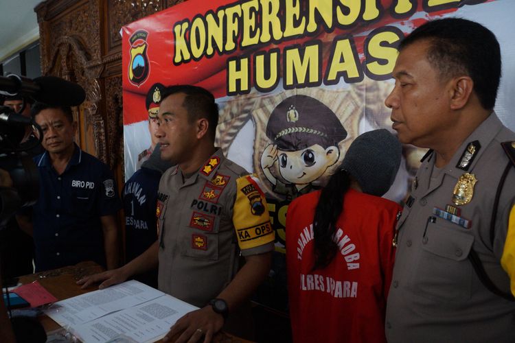 ‎Polres Jepara, Jawa Tengah menunjukkan pelaku pengedar psikotropika golongan empat, Suwantoro (37) saat konferensi pers di Mapolres Jepara, Rabu (27/3/2019).