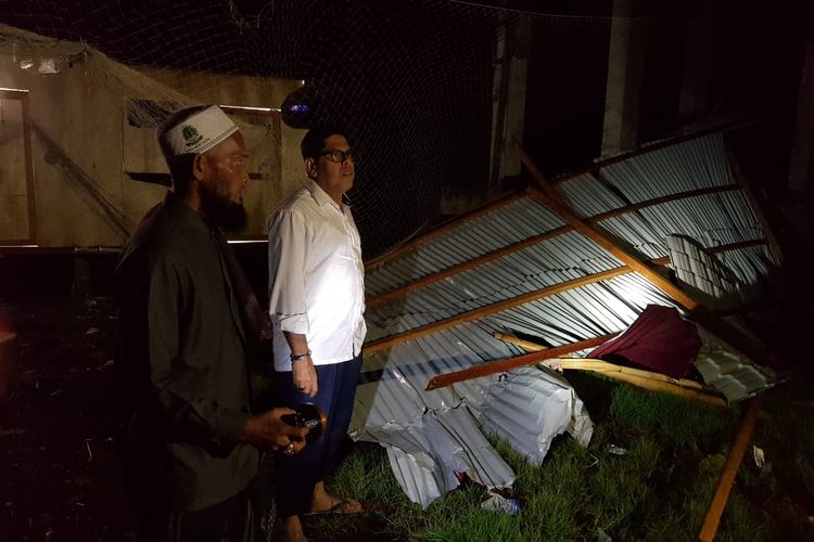 Kepala Dinas Pendidikan Dayah, Abdullah Hasbullah, melihat atap mushalla yang rusak diterjang angin puting beliung di Desa Sagoe, Kecamatan Seunuddon, Aceh Utara, Rabu (4/9/2019) malam