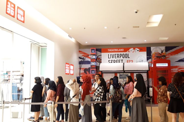 Antrean di depan toko Uniqlo Grand Indonesia untuk mendapatkan kaos Uniqlo x BT21 hingga pukul 13.30 WIB, Jumat (21/6/2019)