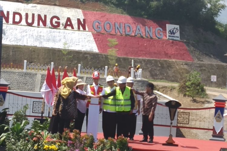 Presiden Jokowi didampingi Ibu Negara Iriana Jokowi, Menteri PUPR Basuki Hadimuljono, Wakil Gubernur Jateng Taj Yasin Maimoen, Bupati Karanganyar Juliyatmono, Bupati Sragen Kusdinar Untung Yuni Sukowati saat meresmikan Bendungan Gondang di Karanganyar, Jawa Tengah, Kamis (2/5/2019).