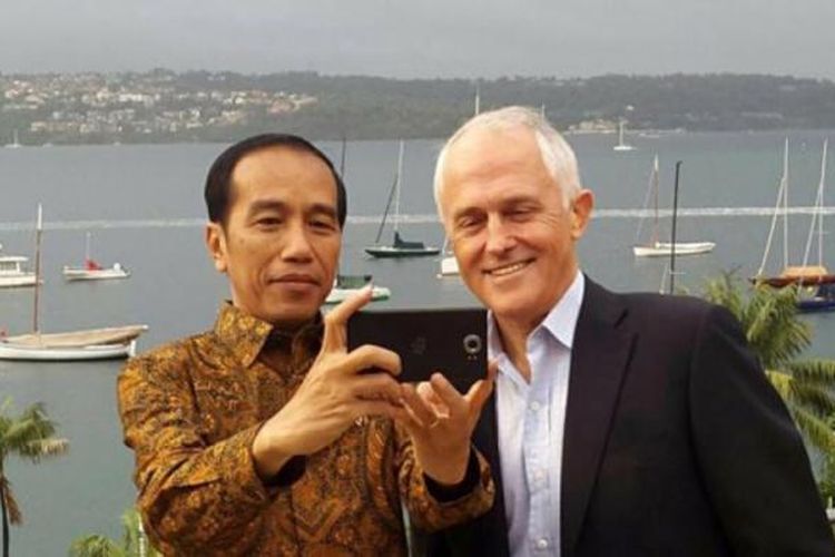 Presiden Joko Widodo dan PM Malcolm Turnbull ber-selfie di pelabuhan Sydney, akhir Februari 2017.

