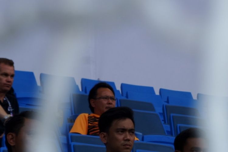 Pelatih timnas U-22 Malaysia, Ong Kim Swee (kaus oranye hitam), mengamati laga antara Indonesia kontra Kamboja pada laga kelima Grup B SEA Games 2017 di Stadion Shah Alam, Selangor, Kamis (24/8/2017) petang.