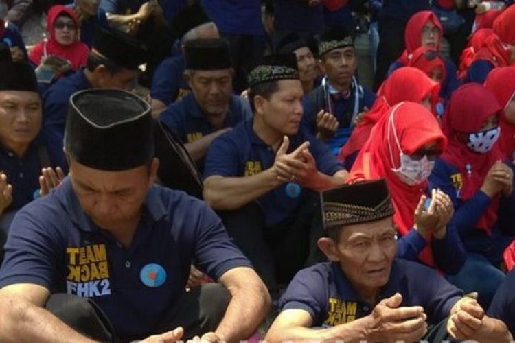 Sakum (54), tenaga honorer anggota Forum Honorer kategori 2 (FHK2) Kabupaten Kediri, ikut turun memperjuangkan nasibnya dalam aksi di Lapangan Katang depan Kantor Pemkab Kediri, Jawa Timur, Selasa (19/9/2018).
