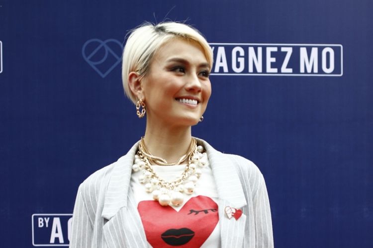 Penyanyi Agnez Mo berpose seusai konferensi pers di Lucy in the Sky, SCBD, Jakarta, Kamis (26/10/2017). Agnez Mo bersama rekannya Bastian Purrer, bekerjasama membangun aplikasi fashion, LYKE.