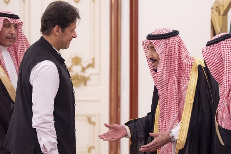 Perdana Menteri Pakistan Imran Khan (kiri) saat disambut Raja Salman di Istana Kerajaan Saudi, Senin (3/6/2019).
