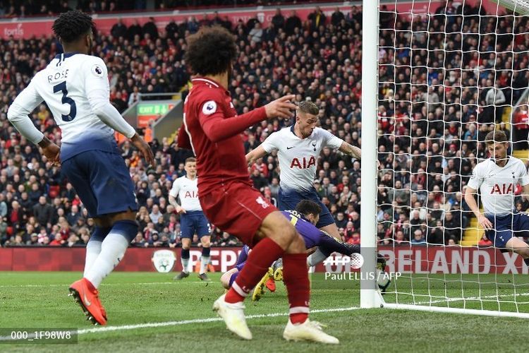 Bek Tottenham Hotspur, Toby Alderweireld, mencetak gol bunuh diri pada pengujung laga melawan Liverpool di Stadion Anfield, Minggu (31/3/2019).